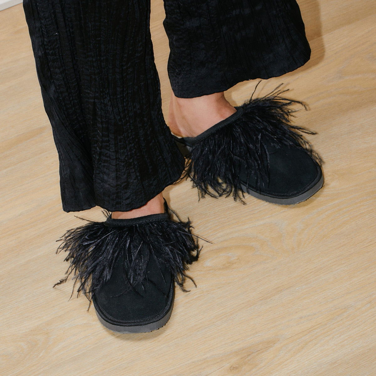STEPHANIE FEATHER SLIPPER, Black