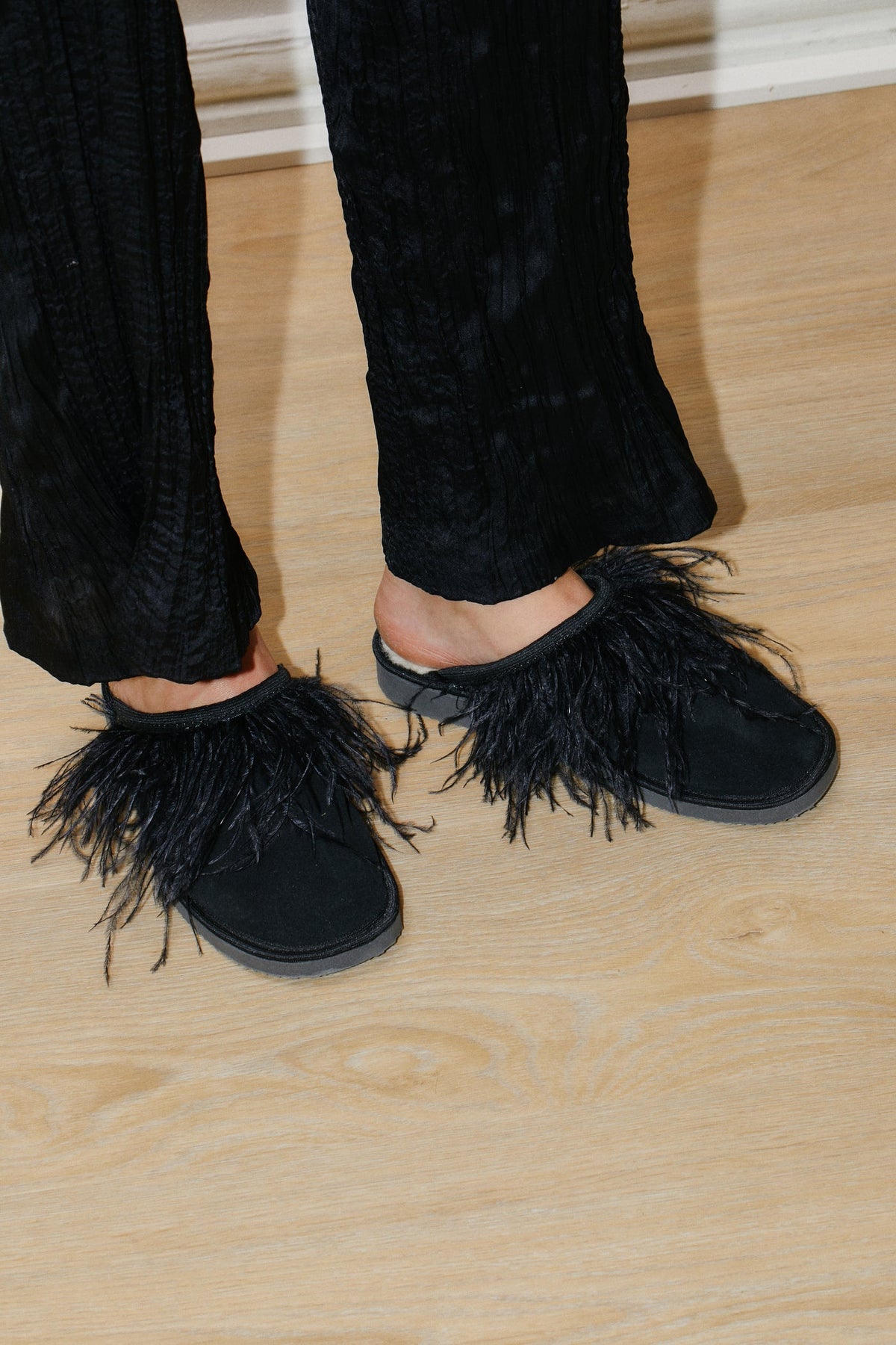 STEPHANIE FEATHER SLIPPER, Black